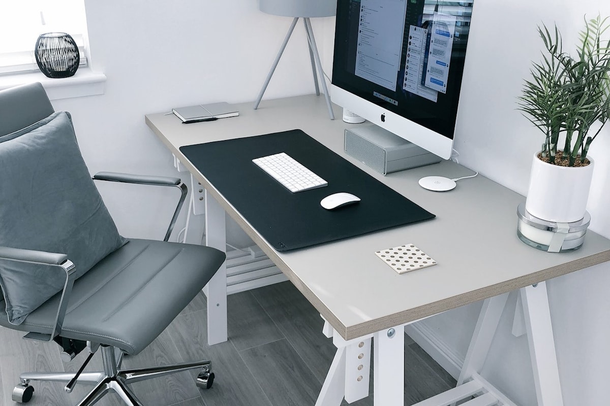 IFONIA station on a modern desk