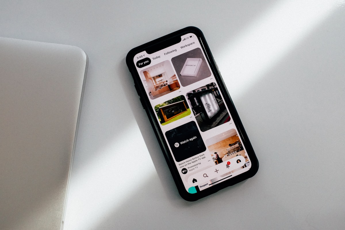 The same desk cleared with a single IFONIA charging station